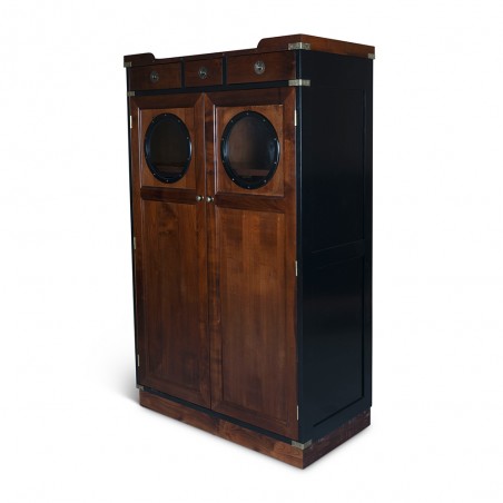 Ox-eye closet
