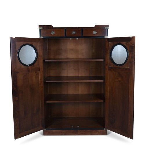 Ox-eye closet