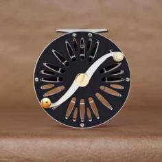 SALAR DAISY REEL FOUR 10/12 - BLACK